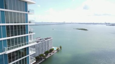 Edge Water, Downtown Miami ve Biscayne Bay Florida adalarının havadan görüntüsü.