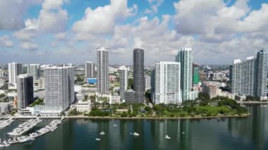 Edge Water, Downtown Miami ve Biscayne Bay Florida adalarının havadan görüntüsü.