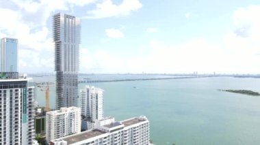 Edge Water, Downtown Miami ve Biscayne Bay Florida adalarının havadan görüntüsü.
