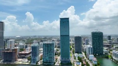 Edge Water, Downtown Miami ve Biscayne Bay Florida adalarının havadan görüntüsü.