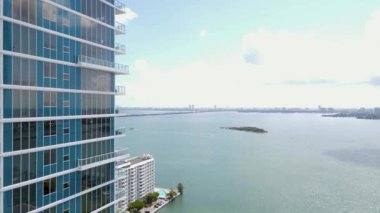Edge Water, Downtown Miami ve Biscayne Bay Florida adalarının havadan görüntüsü.