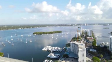 Bay Village 'ın Havadan Görüntüleri, Şehir Merkezi, Biscayne Körfezi Bölgesi Florida ABD