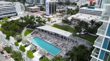 Miami Florida 'da bir dairede yüzme havuzunun yükselen görüntüsü 