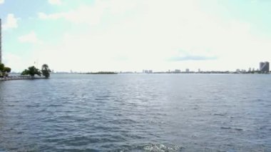 Biscayne Körfezi Florida 'da Miami' nin hemen yanında bir İHA uçuyor.