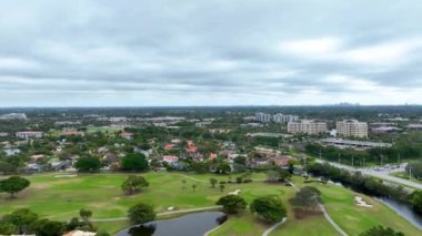 Florida plantasyonunda ördekli bir göl manzarası. Golf kortunun yanında.