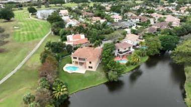 Florida plantasyonunda ördekli bir göl manzarası. Golf kortunun yanında.