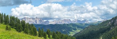 engin Dolomite kayalık dağının panoramik manzarası orman ve vadi boyunca uzanan, kafa fotoğrafı