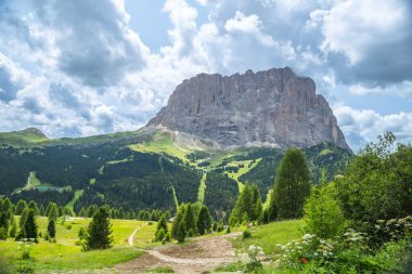 Muazzam kaya oluşumu dramatik uçurumları ve tabanındaki yeşil alp çayırlarıyla yeryüzüne hakim.