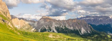 Yazın kayalık dağın panoramik manzarası, Seceda, Dolomitler, İtalya