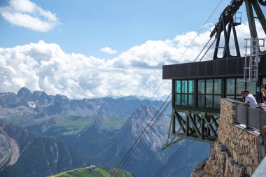 Dolomitler, İtalyan---29 Temmuz 2024: Yazın Funivia Sass Pordoi teleferik istasyonu
