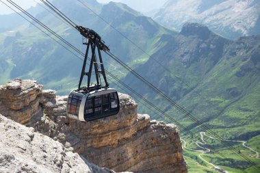 Dolomitler, İtalyan---29 Temmuz 2024: Sass Pordoi teleferiği dağ istasyonuna doğru ilerliyor