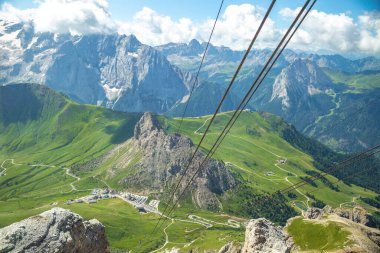 Sass Pordoi teleferik istasyonundan, halatlarla, Dolomitlerle, İtalya 'nın manzaralı dağlık manzarasından