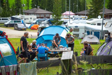 Dolomitler, İtalyan---Ağustos 02, 2024: Büyük bir grup yaşlı İtalyan yazın Calfosch Almi kampında yemek yiyorlar, yaşam tarzı