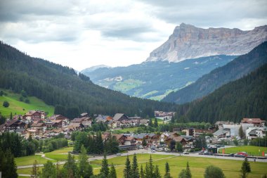 İtalya 'nın Dolomites kentindeki Corvara köyüne bakın.