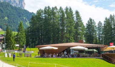 Dolomitler, İtalyan---27 Temmuz 2024: Alta Badia 'daki kayak okulu ve kahve