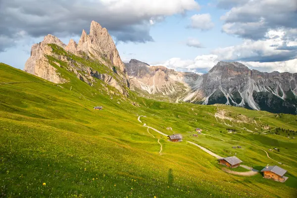 Yazın günbatımında battaniyeye benzer çim vadisiyle Seceda dağı zirvesi, Dolomitler, İtalya