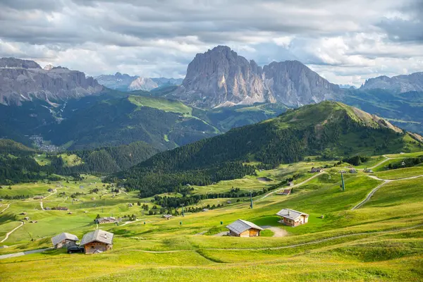 Küçük dağ bağırsağı ve kıvrımlı patika, battaniye gibi otlar vadiyi, Seceda 'yı, Dolomitleri, İtalya' yı sardı.