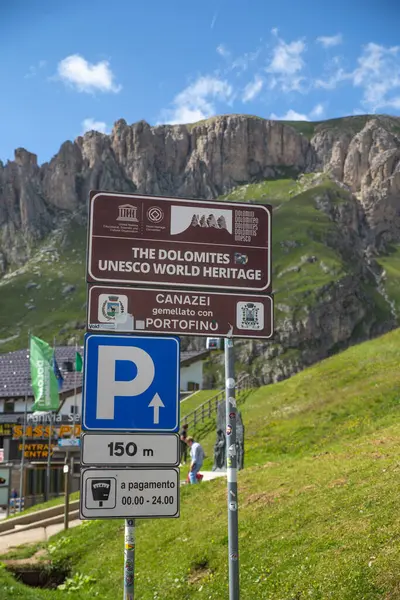 Dolomitlerin dünya mirasının turizm işareti.