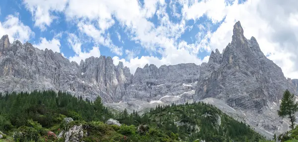 İtalya, Sorapis Gölü 'nde kayalık zirveli kayalık dağların panoramik manzarası, Dolomitler