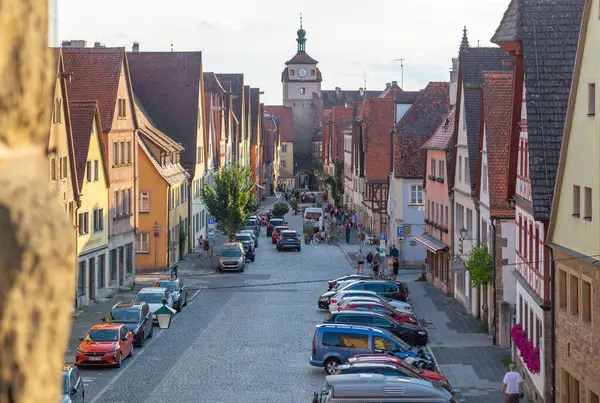 Rothenburg, Almanya - Ağustos 03, 2024: Eski şehir duvarından eski şehir sokak manzarası