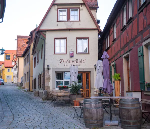 Rothenburg, Almanya - Ağustos 03, 2024: Sokak barı ve restoranı olan eski kasaba sokağı