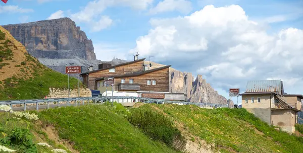 Dolomitler, İtalyan---26 Temmuz 2024: Maria Flora Oteli yazın dağın tepesinde