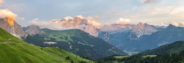 Dağın tepesinin panoramik görüntüsü Piz Bo, ay benzeri yüzey, Dolomitler, İtalya