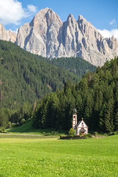 Dağın tepesinin panoramik görüntüsü Piz Bo, ay benzeri yüzey, Dolomitler, İtalya