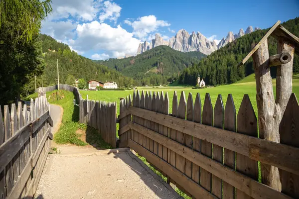 Yazın St. John Kilisesi 'nin bakış açısı, Dolomitler, İtalya