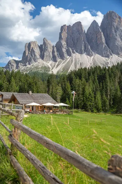 Dolomitler, İtalyan---31 Haziran 2024: arka planda kayalık dağ manzaralı dağ restoranı