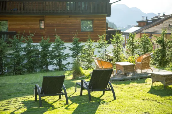 Samimi bir bahçe köşesi, açık hava şezlongunun olduğu bir otel, Dolomitler, İtalya