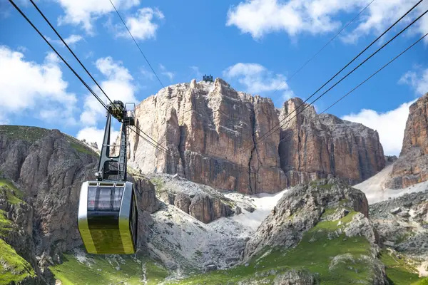 Sass Pordoi teleferiği dağın zirvesine çıkıyor, Dolomitler, İtalya