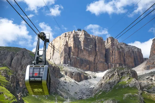 Dolomitler, İtalyan---29 Temmuz 2024: Sass Pordoi teleferiği dağ istasyonuna doğru ilerliyor