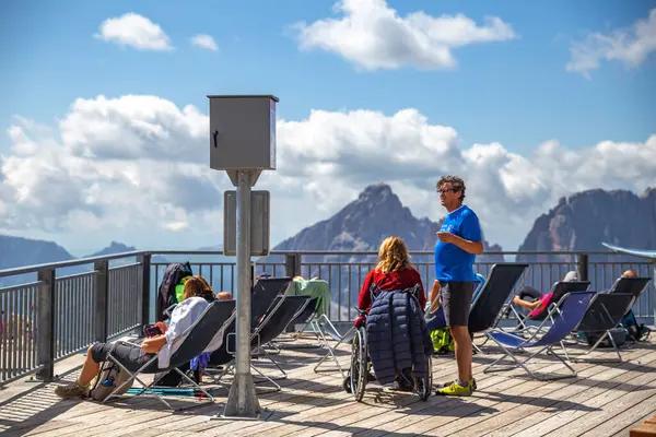 Dolomitler, İtalyan---29 Temmuz 2024: Turistler yaz aylarında Funivia Sass Pordoi 'nin tepesinde güneşleniyorlar.