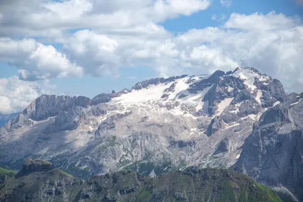 Th Alp buzulu 2024 yazında yüksek sıcaklık altında eriyor, güney tyrol, Dolomites, İtalya