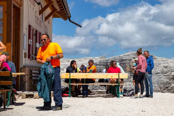 Dolomitler, İtalyan---29 Temmuz 2024: Turistler yazın Funivia Sass Pordoi 'nin tepesinde dinleniyorlar