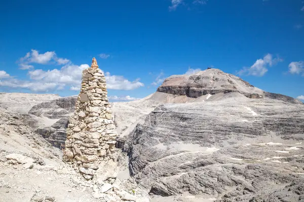 Dağ tepesinin panoramik manzarası Piz Bo, ay benzeri yüzey, Dolomitler, İtalya