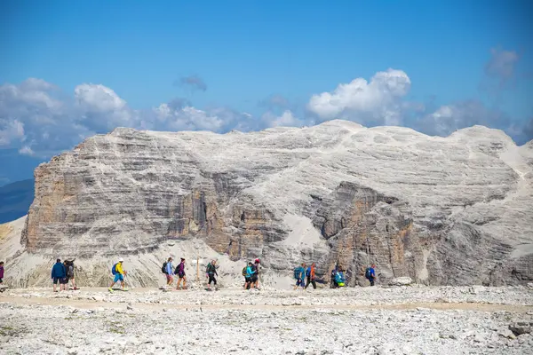 Dolomitler, İtalyan---29 Temmuz 2024: Funivia Sass Pordoi 'de kayalık dağın tepesinde yürüyüş yapan bir grup turist, yüzey gibi ay