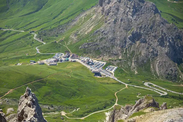 Sass Pordoi teleferik istasyonunun otoparkında, Dolomitler, İtalya