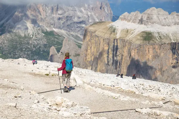 Dolomitler, İtalyan---29 Temmuz 2024: Funivia Sass Pordoi 'deki kayalık dağın tepesinde turist yürüyüşü