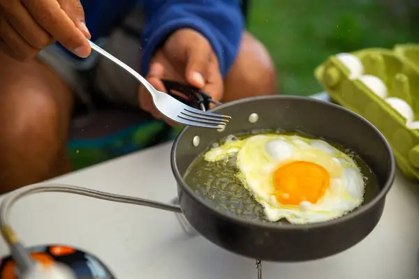 Portatif sobalı yumurta pişirme seti, yaz aylarında açık hava aktivitesi.