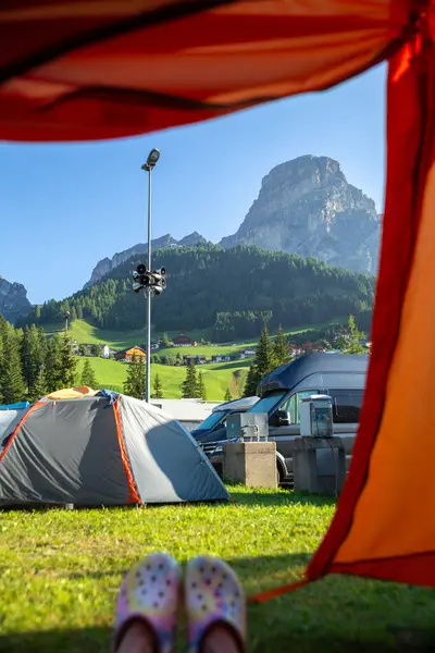 Calfosch Almi, Dolomitler, İtalya 'daki muhteşem dağ manzarasını görmek için çadırdan dikkatli olun.