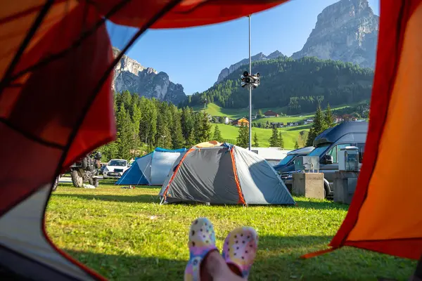 Calfosch Almi, Dolomitler, İtalya 'daki muhteşem dağ manzarasını görmek için çadırdan dikkatli olun.