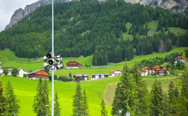 Güney Tyrol dağ köyünün arka planındaki Yayın Sözcüsü, Yeşil, yaz
