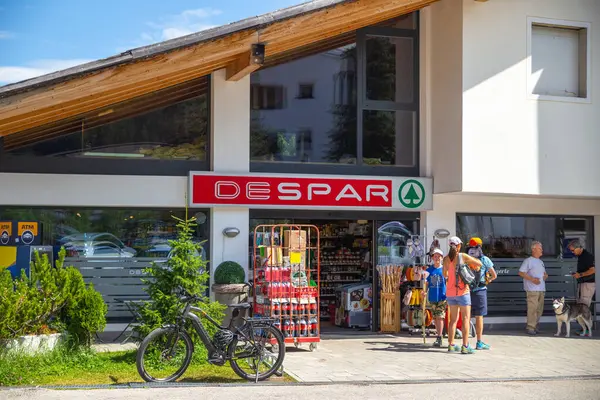 Dolomitler, İtalyan---Aug 01, 2024: Corvara dağ kasabasındaki DE SPAR süpermarketi