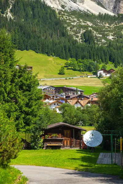 Dağın eteğindeki Alp köyü, Dolomitler, İtalya
