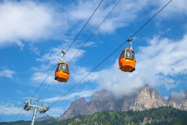 Dolomites, Italy---27 Temmuz 2024: Corvara yakınlarında havada asılı Colfosco teleferiği