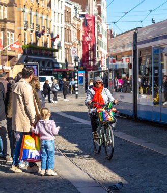 Amsterdam, Hollanda-Ekim 05, 2024: Fietspad üzerinde bisiklet süren beyaz bir genç kadın, sonbahar