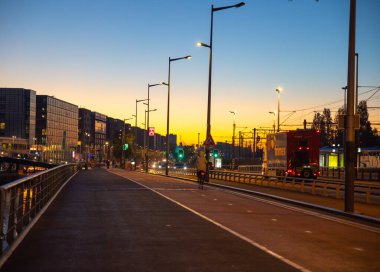 Amsterdam, Hollanda 05 Ekim 2024: Şafak vakti Piet Heinkade Caddesi, Turuncu