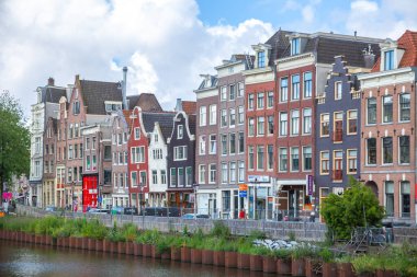 Amsterdam, Hollanda-11 Haziran 2024: Eski kentteki kanal kenarı.